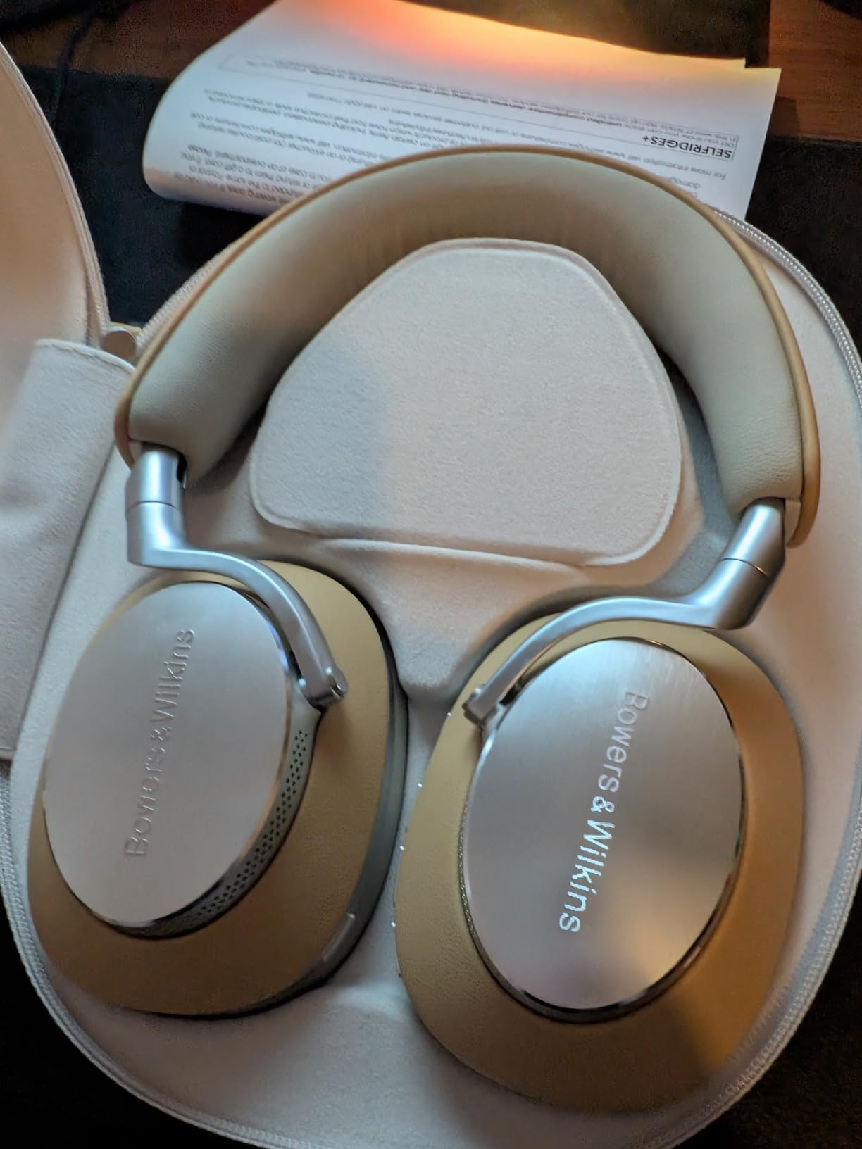 Bowers & Wilkins Px8 Over-Ear-Kopfhörer Beige mit ANC
