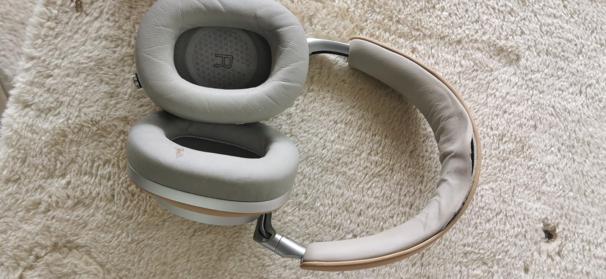 Bowers & Wilkins Px8 Over-Ear-Kopfhörer Beige mit ANC